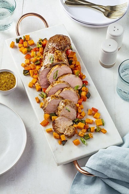 蒜香第戎猪里脊配烤红薯和甜椒，是一道健康高蛋白的晚餐食谱，选用天然、营养丰富的食材，有助于肌肉健康、身体恢复和健康老龄化。图片来源：美国国家猪肉委员会。